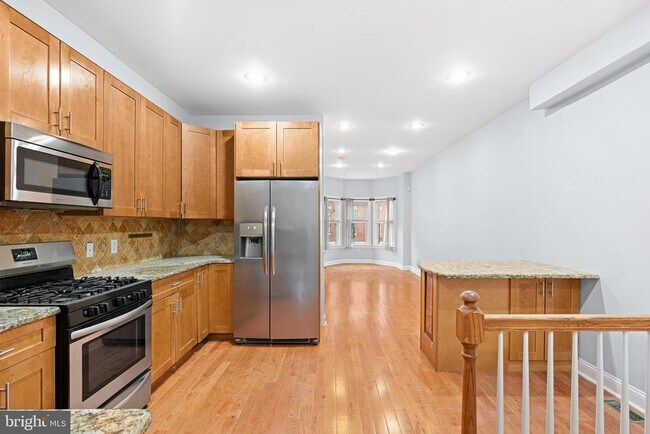 Building Photo - 2339 Catharine St