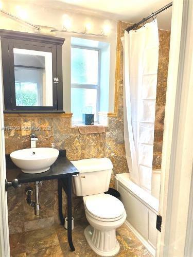 Building Photo - 717 NE 16th Ave