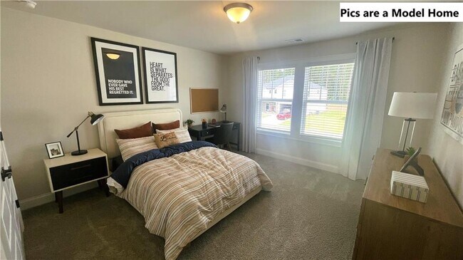 Building Photo - 3237 Madeira Dr