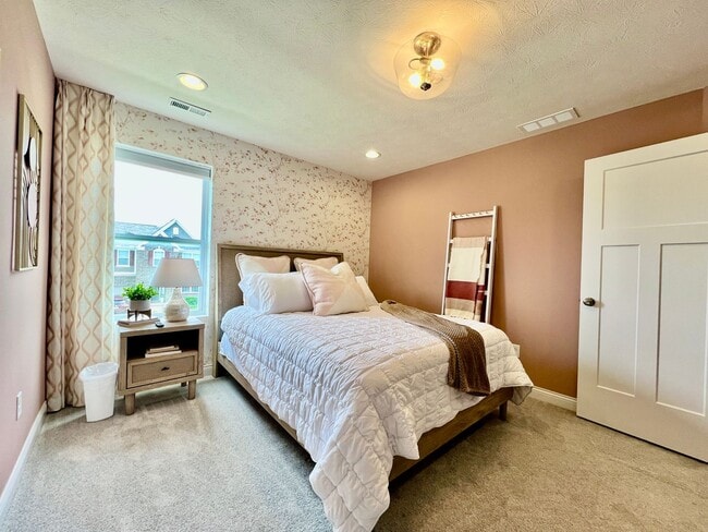 Building Photo - Large Executive home in Beavercreek Well d...