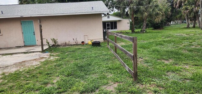 Building Photo - 1821 Los Pinos Rd
