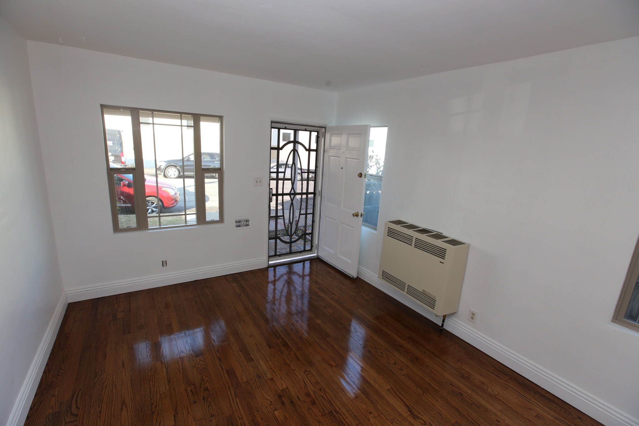 Building Photo - 734 W Beach Ave