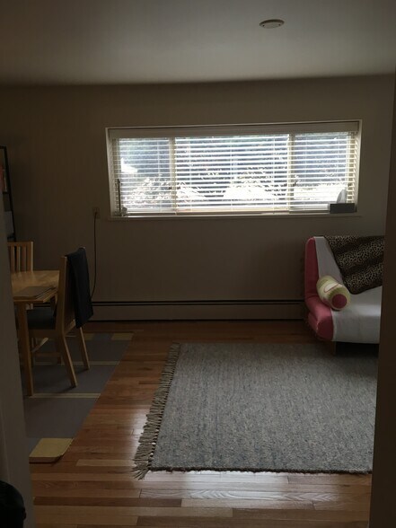 Living Room - 6 Parkview Pl