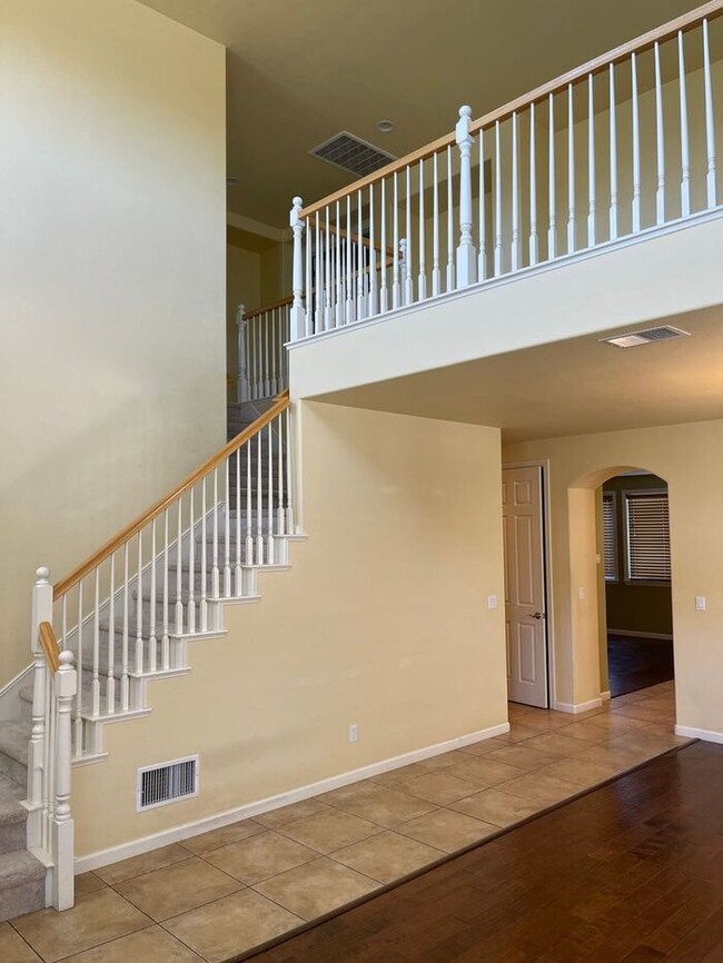 Building Photo - Beautiful East Modesto 4 Bedroom 3.5 Bath ...