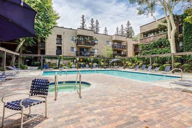 pool and spa - 22100 Burbank Blvd