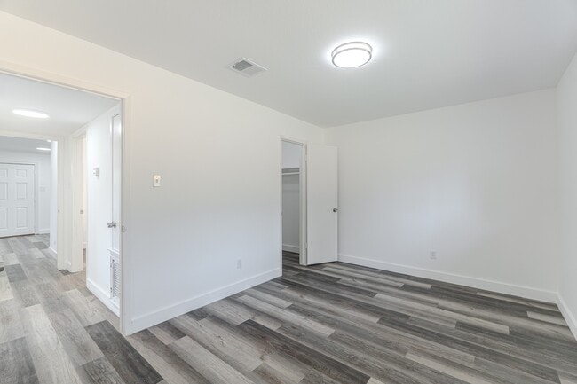 Building Photo - 10126 Pine Moss Dr