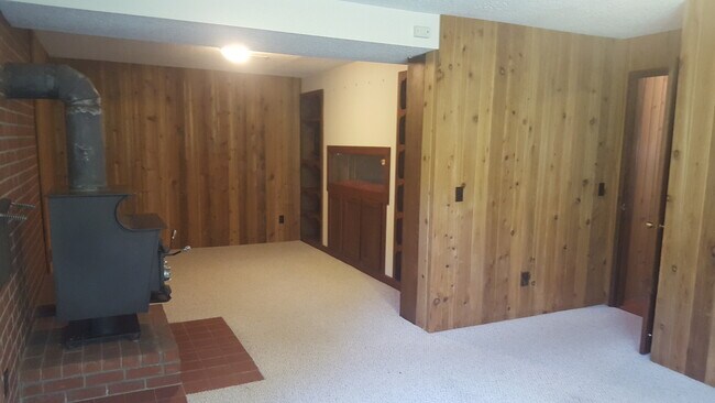 Building Photo - Raleigh Hills Beauty! XL Yard & Attached Garage! Dogs OK!