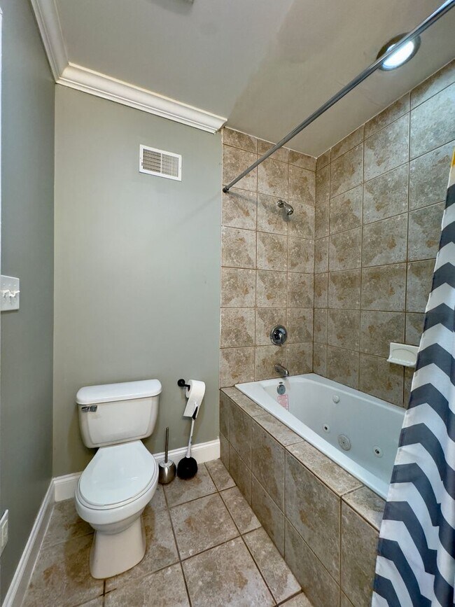 Building Photo - Charming 3-Bedroom Townhome with Modern Am...