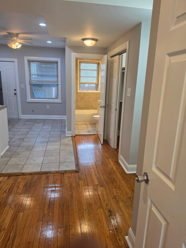 Building Photo - 1142 W 84th St