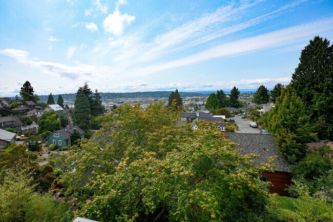 Building Photo - Lovely upper 2 floors of Large home in Phi...