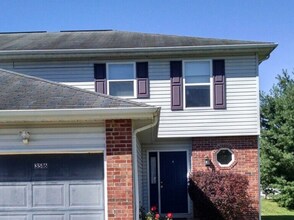 Building Photo - 3 bedroom, 2.5 bath Duplex on Bloomington'...