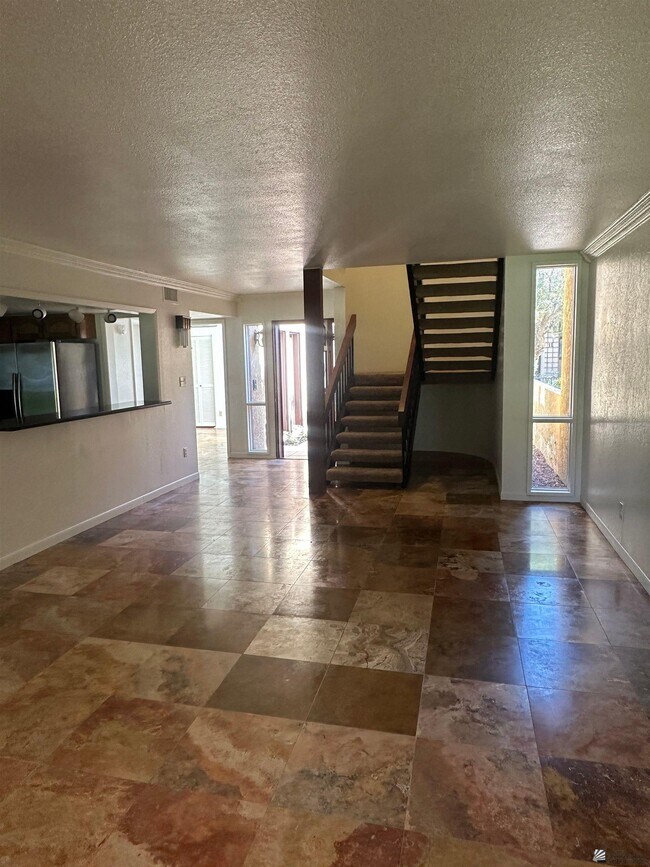 Building Photo - 800 E Country Club Dr