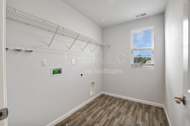 Building Photo - 9211 Tamarack Grove Ln