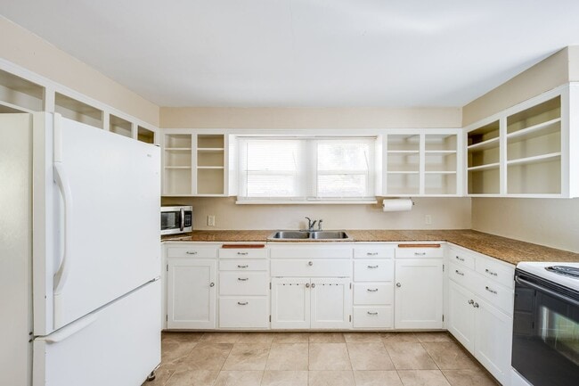 Building Photo - Charming College Hill Gem – Your Perfect Student Home!