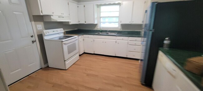 Building Photo - 3 Bedroom 2 Bathroom SW Huntsville