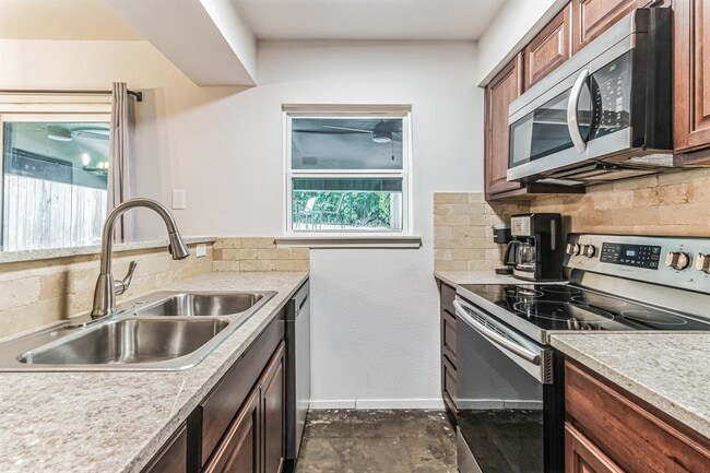 Building Photo - 1501 Rockdale Cir