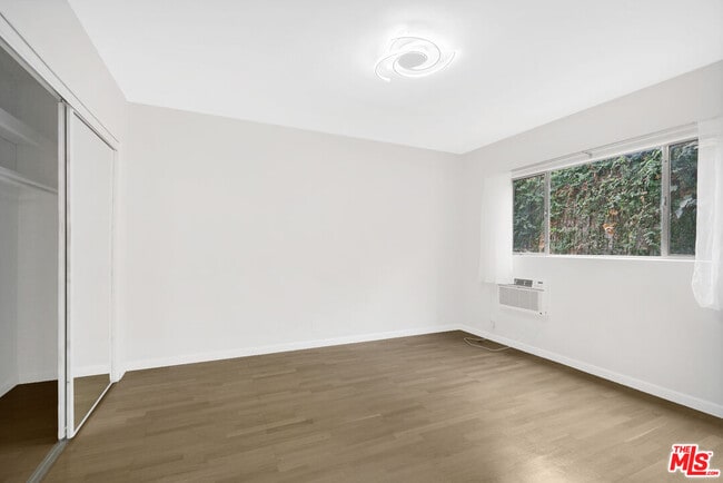 Building Photo - 2488 Beachwood Dr