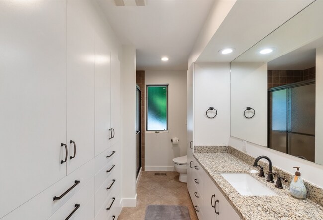 Building Photo - Elegant 4 bed home with Lake Sammamish Vie...
