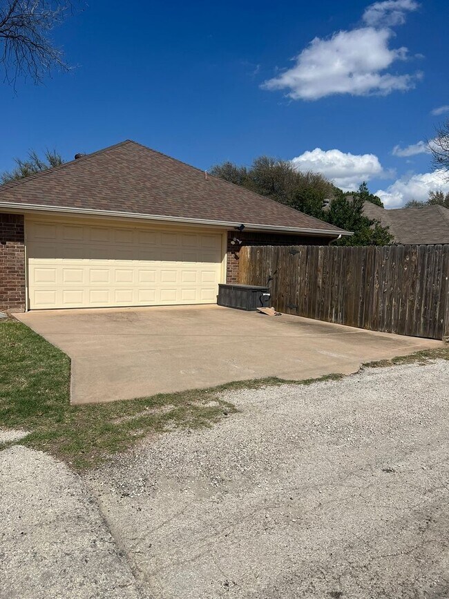 Building Photo - FULLY FURNISHED MID TERM LEASE