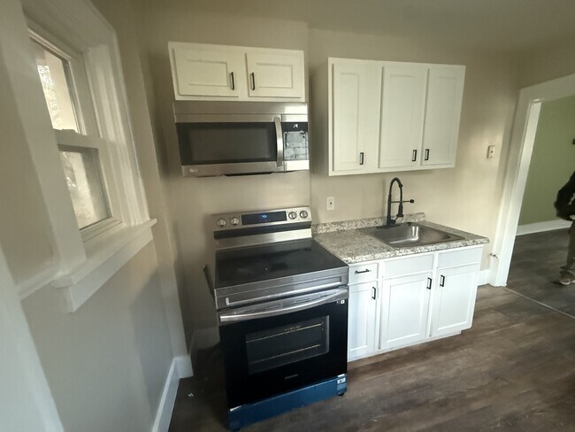 Primary Photo - 2900 Clermont Ave