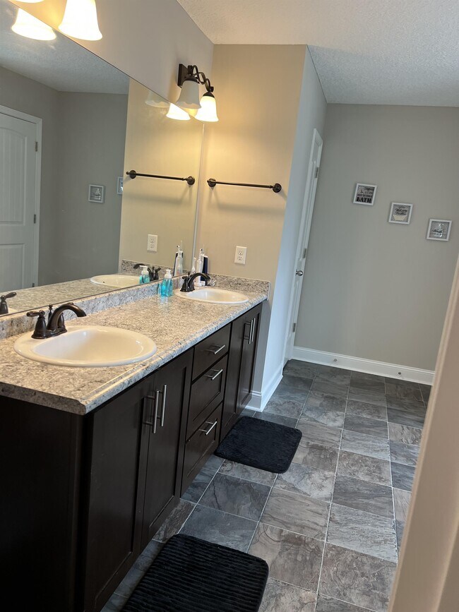 Building Photo - 460 Thorp Circle