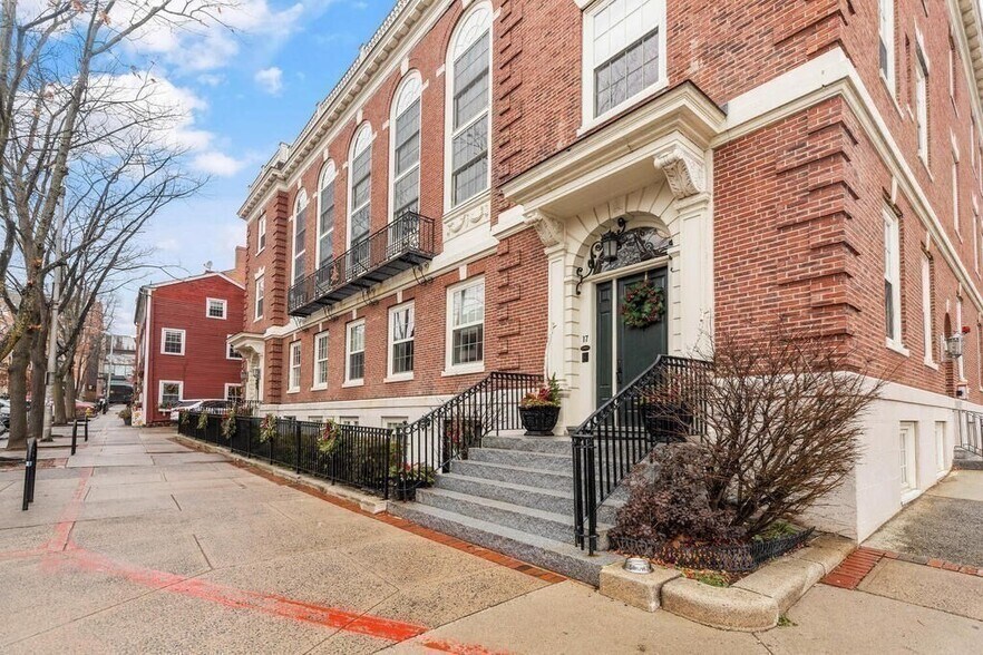 Building Photo - 17 Central St