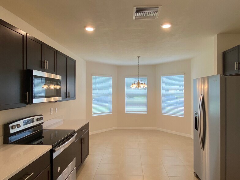 Building Photo - 636 SW 19th Ave