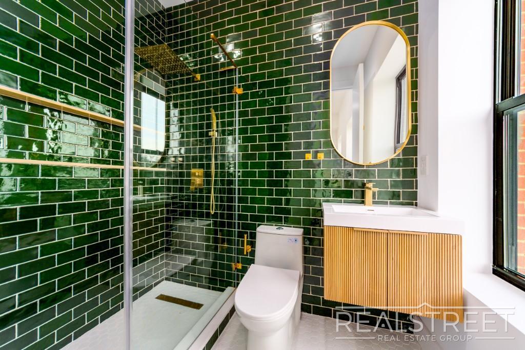 Building Photo - Stunning Penthouse 3 bed 3 Bath with Private Roof & WD in unit and more!