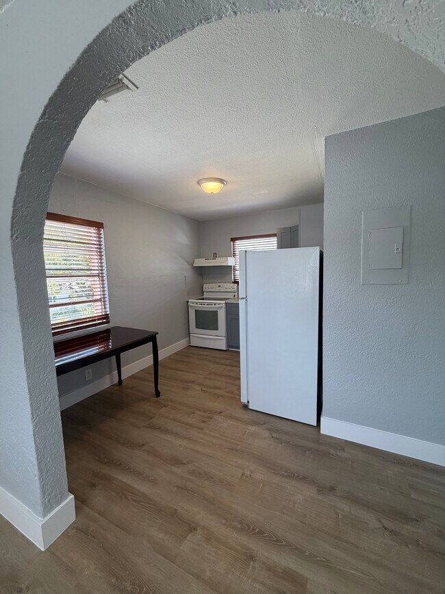 Building Photo - 425 SW 21st Ave