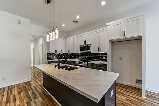 Building Photo - 5714 Beldart St