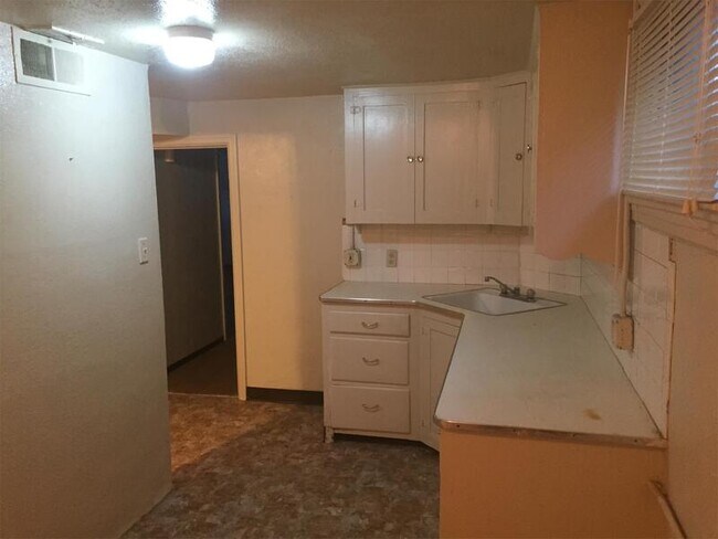 Building Photo - 1412 E 16th St