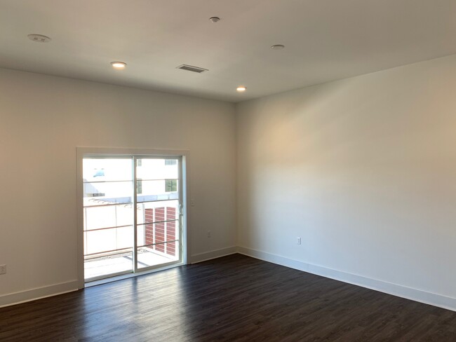 506 living room - 39 Dexter Ave