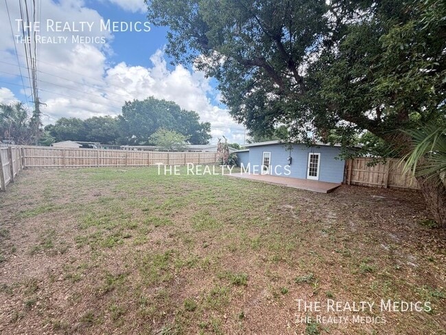 Building Photo - 3612 Surrey Dr