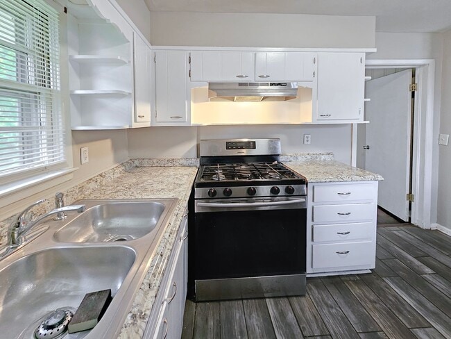 Building Photo - 4-Bedroom Ranch in the Heart of Atlanta – ...