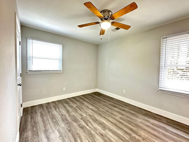 Building Photo - 3 Bed 1 Bath Home Located in Pepperhill in...