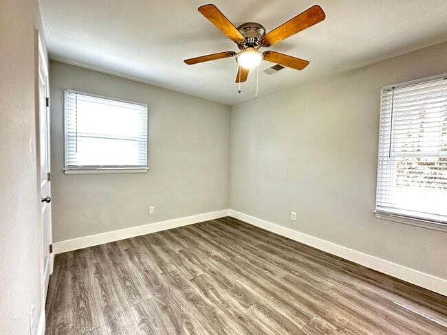 Building Photo - Gorgeous 3 Bed 1 Bath Renovated Brick Home...