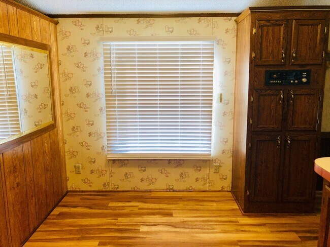 Building Photo - MOVE-IN READY! NO HUD OR SECTION 8