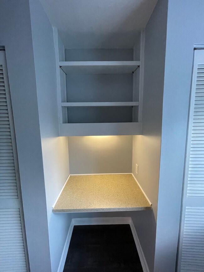 Building Photo - Updated 2br 2ba End Unit in Chancellor Squ...