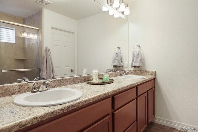 Building Photo - Beautiful 4 Bedroom Home in First Creek Av...