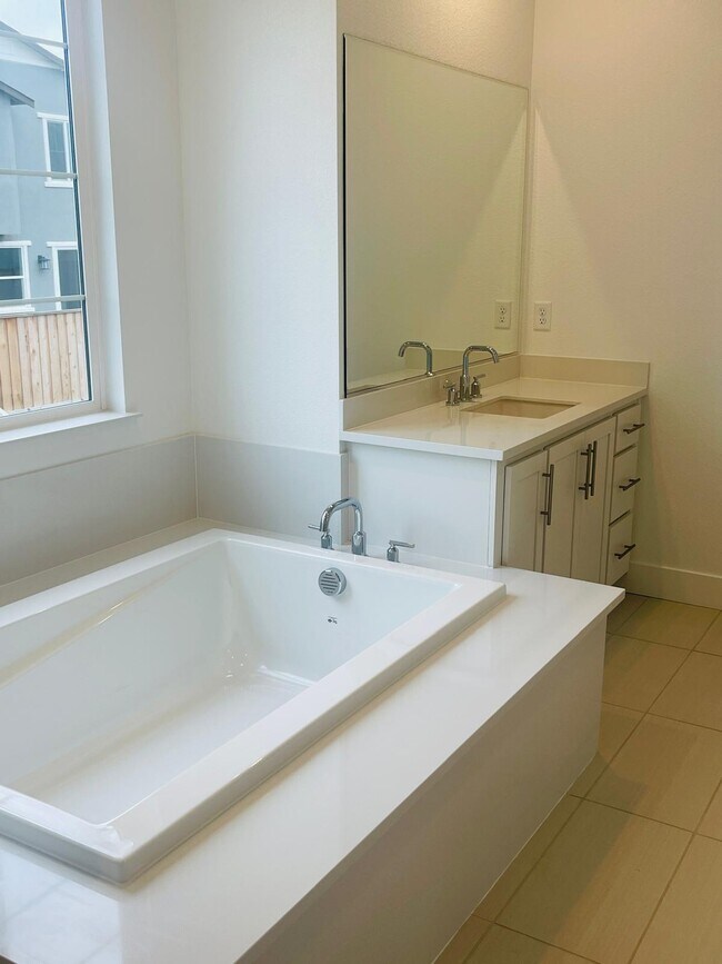 Building Photo - 2710 Old Larks Ln