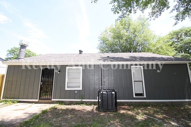 Building Photo - 3879 Briar Pl