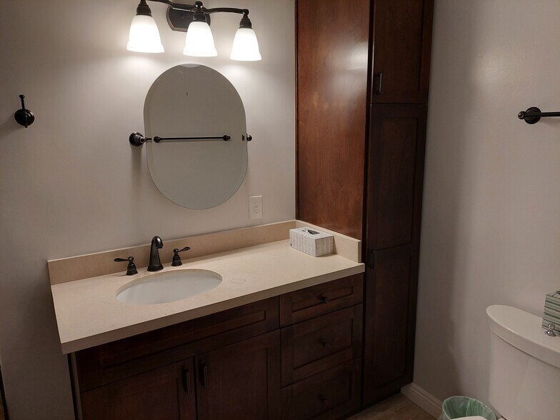 Second bathroom - 5600 Kensington Way