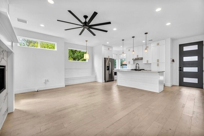 Building Photo - 2405 E 11th St