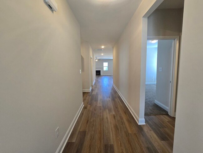 Building Photo - 4 Bedroom, 2 Bath Ranch Available for Rent Now!