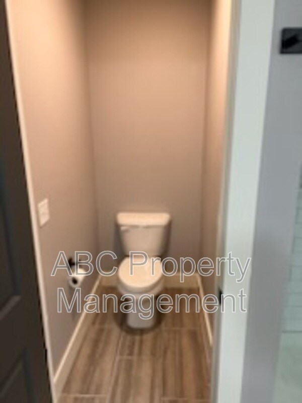 Building Photo - 608 W Maple St