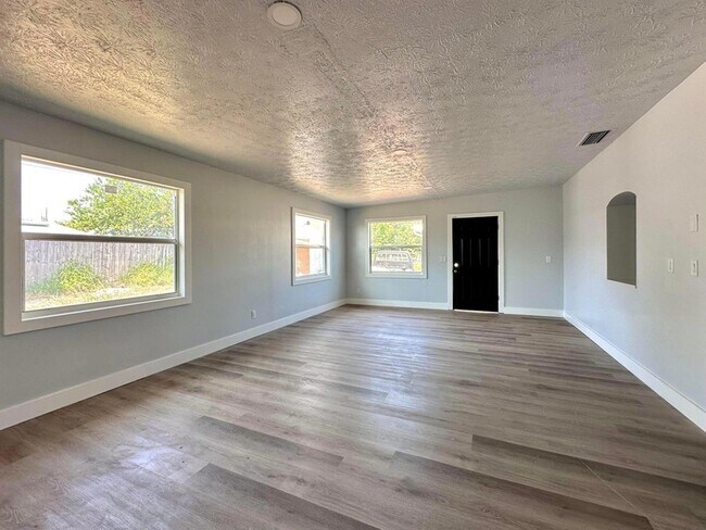Building Photo - 1455 NE Silver Maple Way