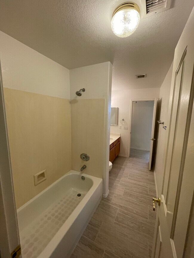 Building Photo - Beautiful 4 Bedroom 2 Bath Home in Phoenix!