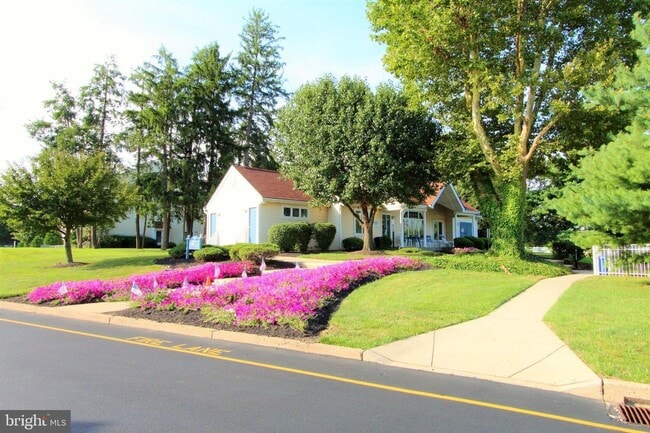 Building Photo - Crestwood 2 bed Condo Available September 1