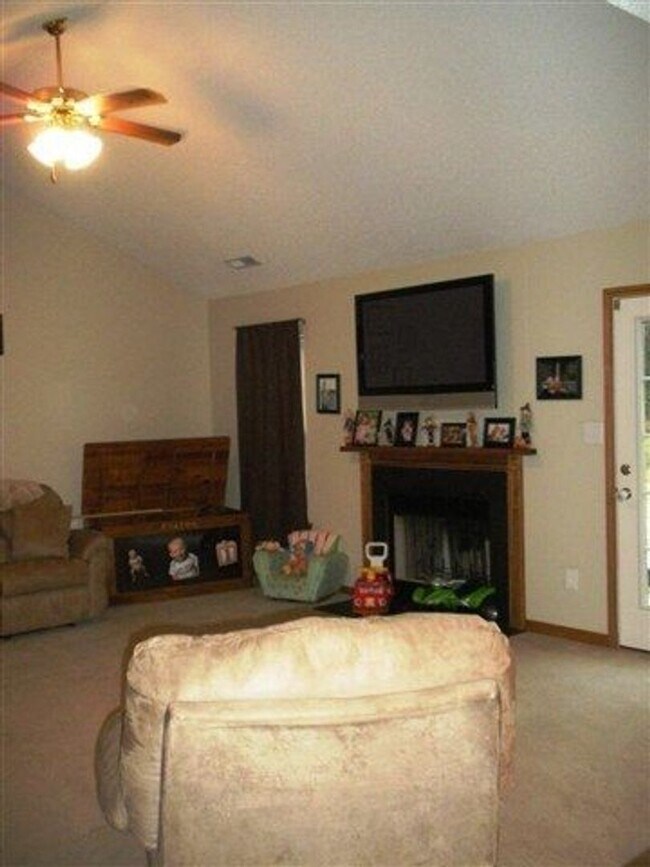 Building Photo - 3 bedroom 2 full baths and lots of land!