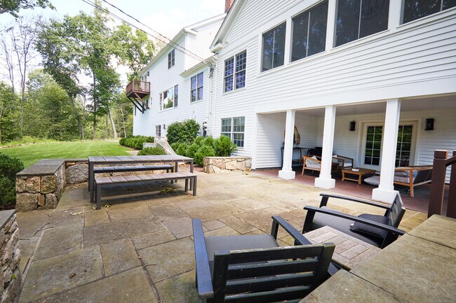 Building Photo - 38 Berndale Dr